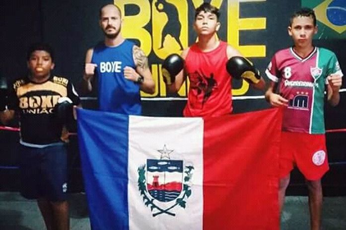 Professor de boxe muda realidade de jovens através do esporte