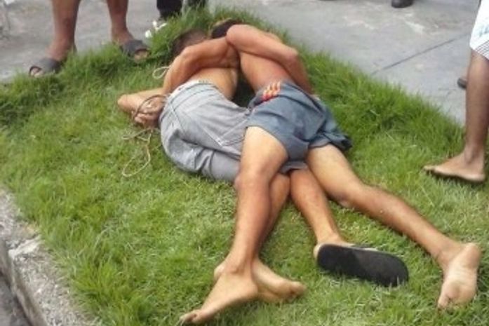 Dupla foi detida por populares