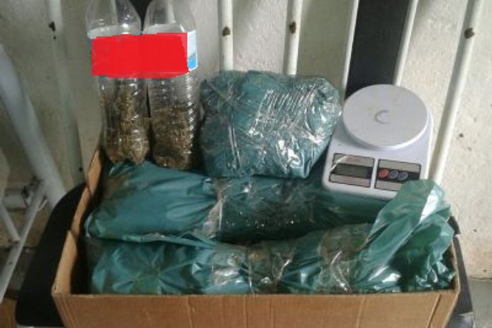 Polícia prende dupla com espingarda e 3 kg de maconha