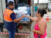Prefeitura de Coruripe continua distribuindo cestas básicas e água mineral para as famílias afetadas pelas chuvas