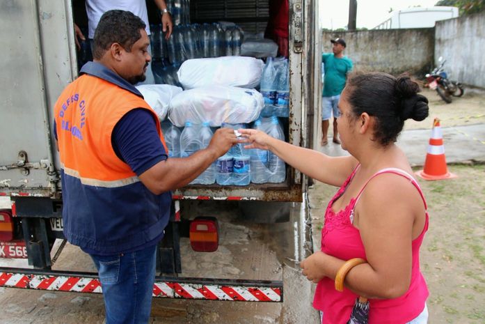 Prefeitura de Coruripe continua distribuindo cestas básicas e água mineral para as famílias afetadas pelas chuvas