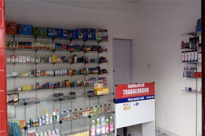 Dupla invade farmácia e tranca clientes e funcionários no banheiro