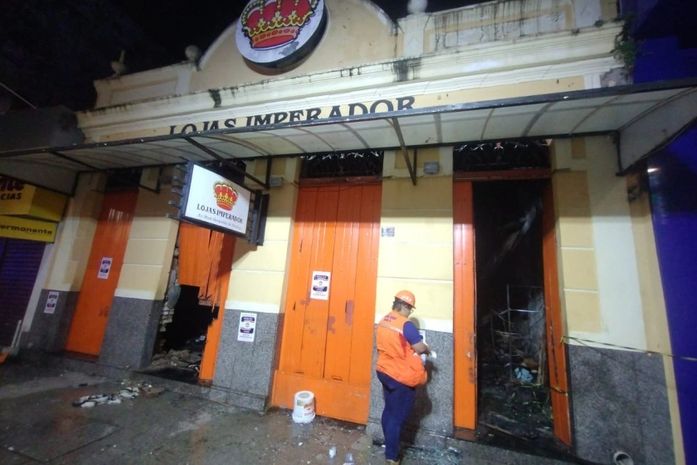 Defesa Civil interdita loja atingida por incêndio no Centro de Maceió e diz que não há risco de colapso