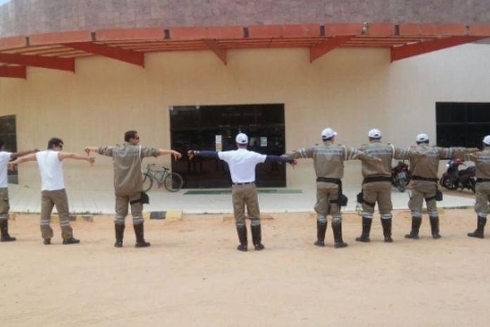 Agentes da SMTT fazem protesto em razão do atraso dos salários em Arapiraca