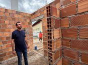 Prefeito de Anadia acompanha obras de construção de galpões cobertos