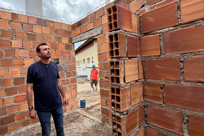 Prefeito de Anadia acompanha obras de construção de galpões cobertos