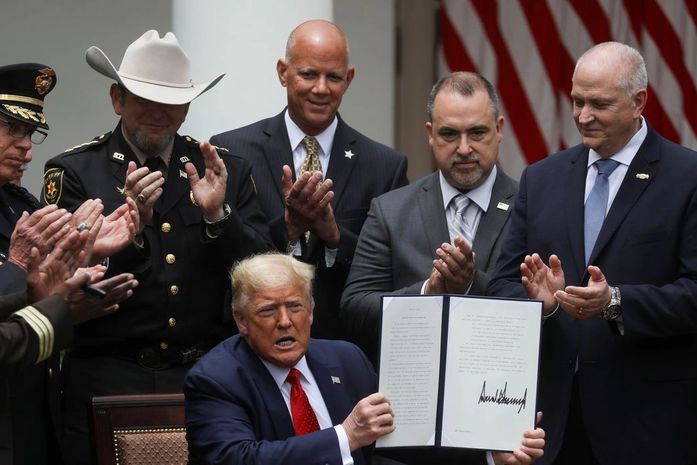 Trump assina decreto de reforma policial após protestos