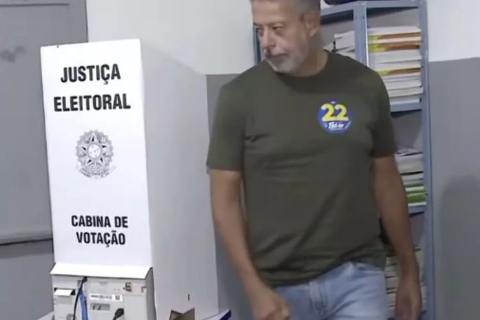Arthur Lira vota em Pilar durante o segundo turno das eleições