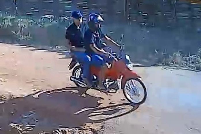 Suspeitos estavam em uma motocicleta e fugiram em alta velocidade após o crime.