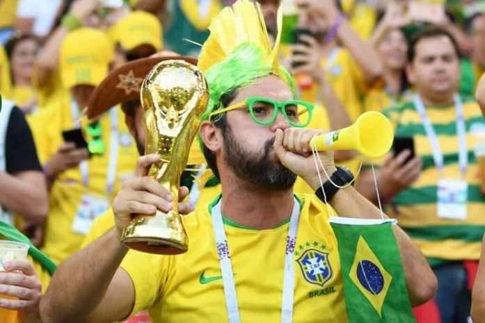 Uso de vuvuzelas, telões, festas e bandeiras: especialista explica o que é permitido nos condomínios durante a Copa