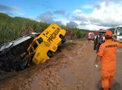 Van e Carro Forte colidem em AL-101 Norte
