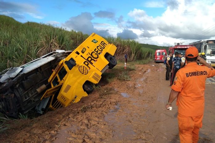 Van e Carro Forte colidem em AL-101 Norte