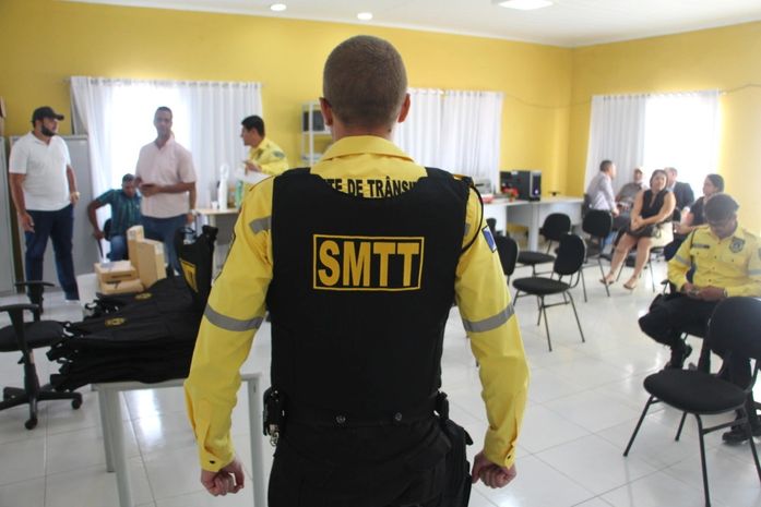 Prefeito Padre Eraldo entrega coletes balísticos e rádios comunicadores digitais a agentes da SMTT