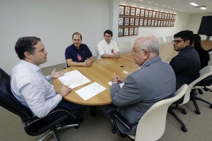 Renan Filho assina decreto de incentivo fiscal para instalação de novo hotel em Maceió