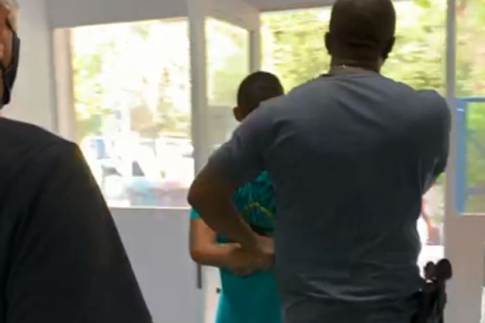 Câmeras de segurança registaram o momento em que o homem pegou o aparelho.