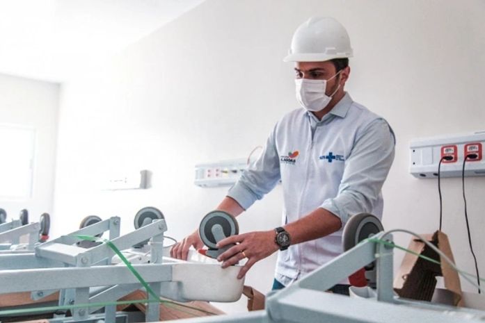 Secretário inspeciona obras e entrega mais equipamentos para o Hospital do Alto Sertão