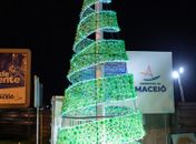 Prefeitura instala árvore de natal 100% reciclável no Poço
