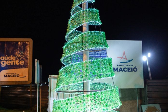 Prefeitura instala árvore de natal 100% reciclável no Poço