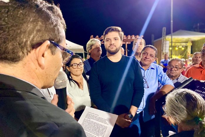 Prefeito Lucas Santos inaugura praça e pavimentação no Povoado Bom Caradá