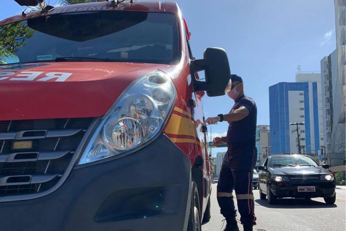 
Mulher fica ferida e é socorrida pelos Bombeiros após ser atropelada por moto na Ponta Verde