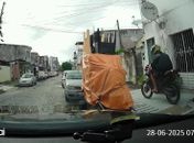 Motociclista inabilitado foge de abordagem, colide com viatura e é detido pelo DMTT em Maceió