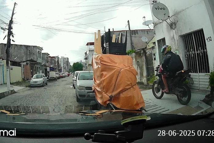 Motociclista inabilitado foge de abordagem, colide com viatura e é detido pelo DMTT em Maceió