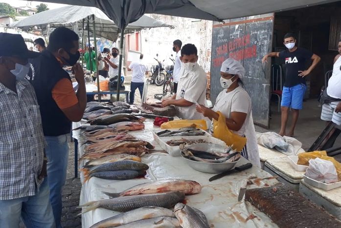 Equipe da Vigilância Sanitária realiza ação educativa na feira do peixe