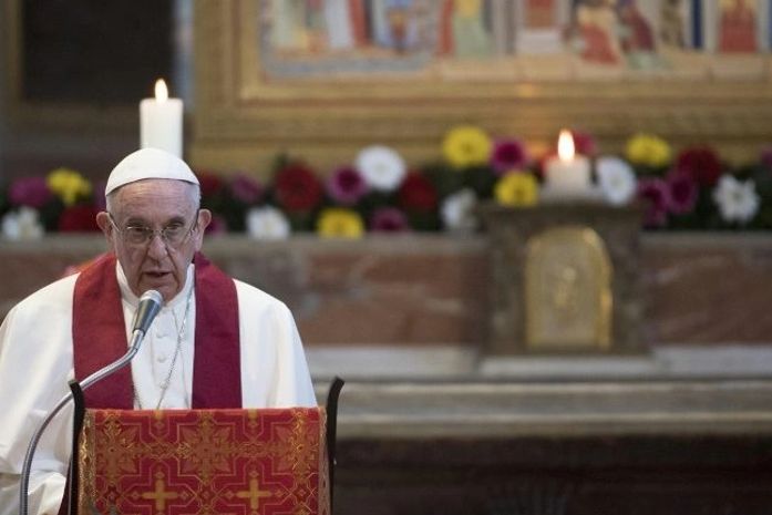 Papa compara centros de refugiados a campos de concentração