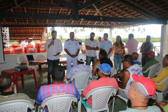 Pescadores deodorenses recebem registros de embarcações da Capitania dos Portos