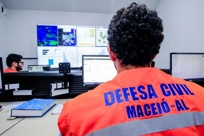 Defesa Civil monitora chuvas e está em alerta para áreas de risco em Maceió