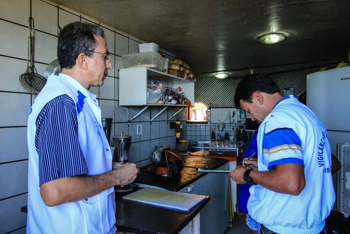 Vigilância Sanitária fiscaliza ambulantes, bares e restaurantes