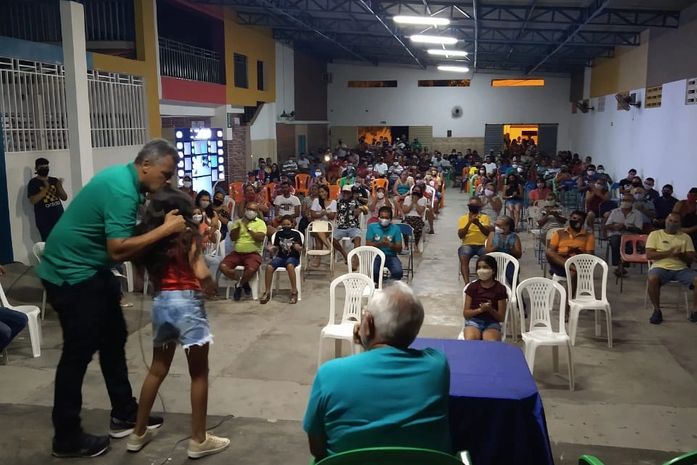 Casa grande reúne cerca de 500 pessoas e reforça apoio ao Padre Eraldo