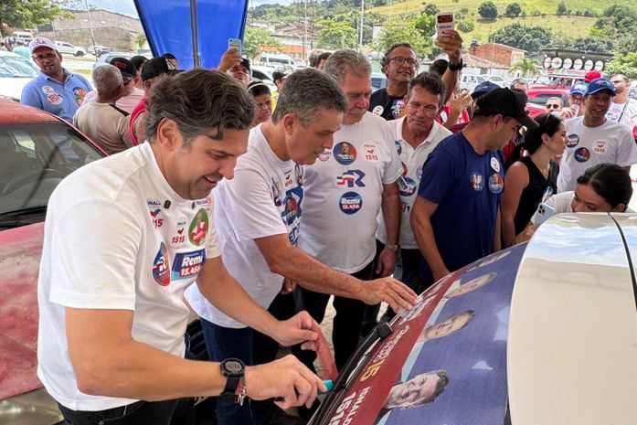 Grande adesivaço movimenta Branquinha e reforça união do grupo político de Neno Freitas