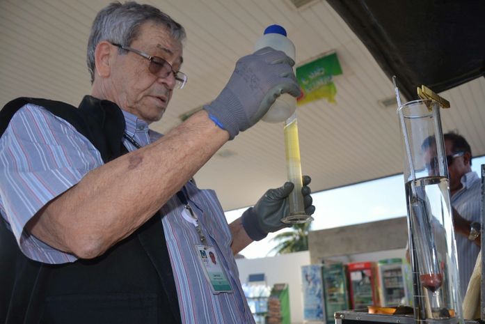 Durante operação, posto é interditado por ter litro de gasolina com 75% de álcool 