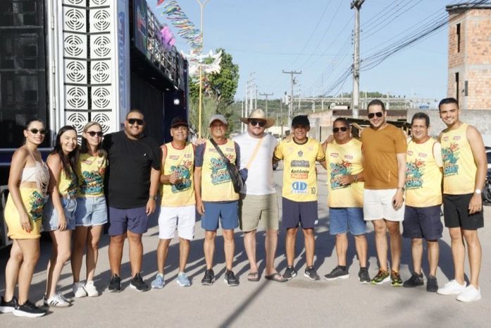 Ninha da Bahia arrastou população pelas ruas de Matriz de Camaragibe no Bloco do Jacaré