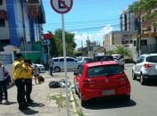 Fiscalização de trânsito próximo a escolas