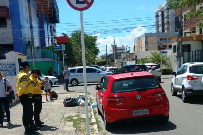Fiscalização de trânsito próximo a escolas