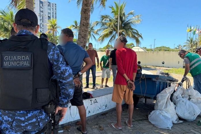 Cabos de energia, joias e dinheiro: dois homens são presos por receptação na orla de Jaraguá
