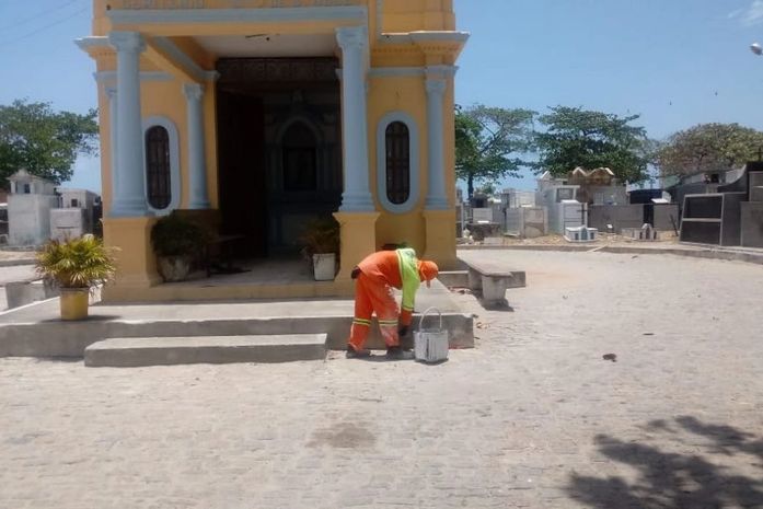 Prefeitura reforça limpeza em cemitérios para o Dia de Finados.
