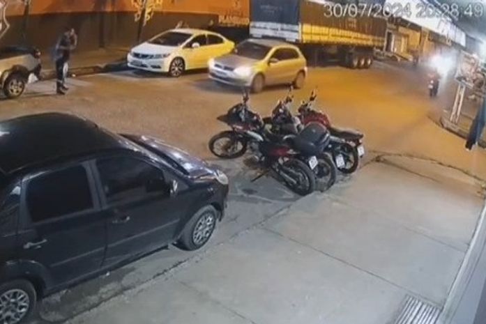 Vídeo: Criminosos roubam carro de motorista de app no Santos Dumont