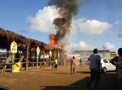 Palhoção pega fogo após homem jogar líquido inflamável