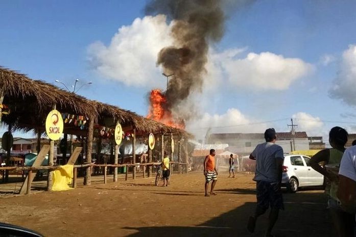 Palhoção pega fogo após homem jogar líquido inflamável