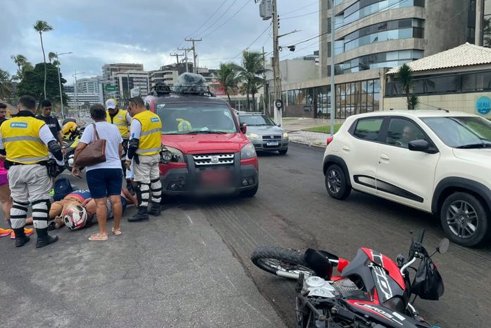 Acidente entre moto e carro deixa casal ferido