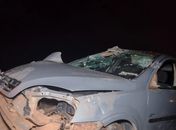 Após atingir carroça, carro capota e duas pessoas ficam feridas na AL-220