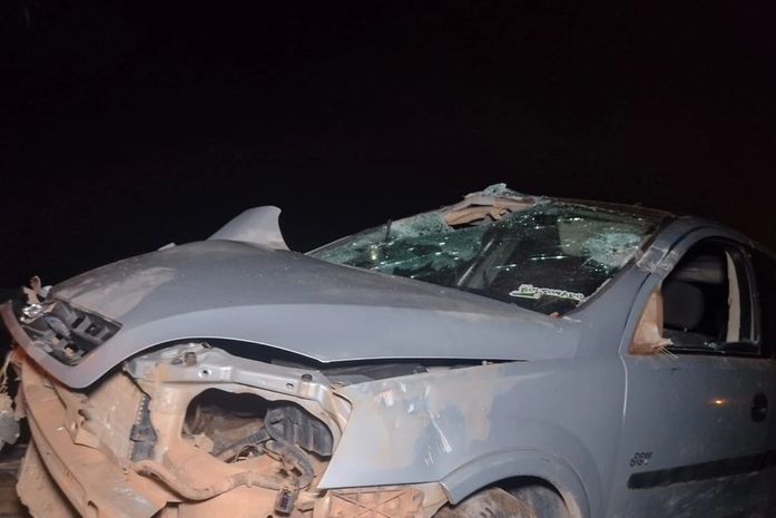 Após atingir carroça, carro capota e duas pessoas ficam feridas na AL-220