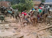 Exército da Colômbia ajuda moradores de Mocoa