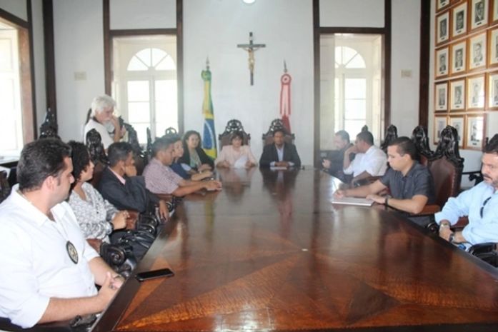 Assinatura da portaria contou com a presença de diversos representantes do movimento LGBT no Estado