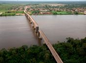Dois veículos passavam pelo local no momento em que uma balsa colidiu com a ponte e derrubou a estrutura.