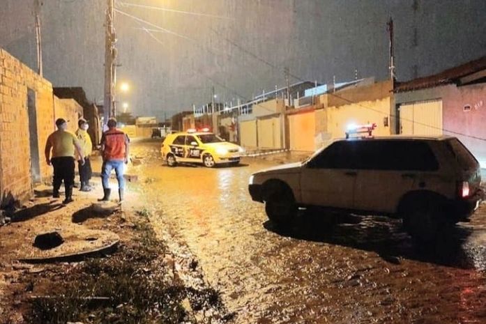 Prefeito Luciano mobiliza secretarias para atender comunidades atingidas pelo temporal no fim da tarde sábado (25), em Arapiraca