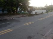 Motorista perde controle de ônibus e derruba poste na Santa Amélia; veja vídeo  